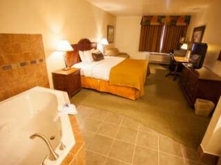 king bed hotel room byrce